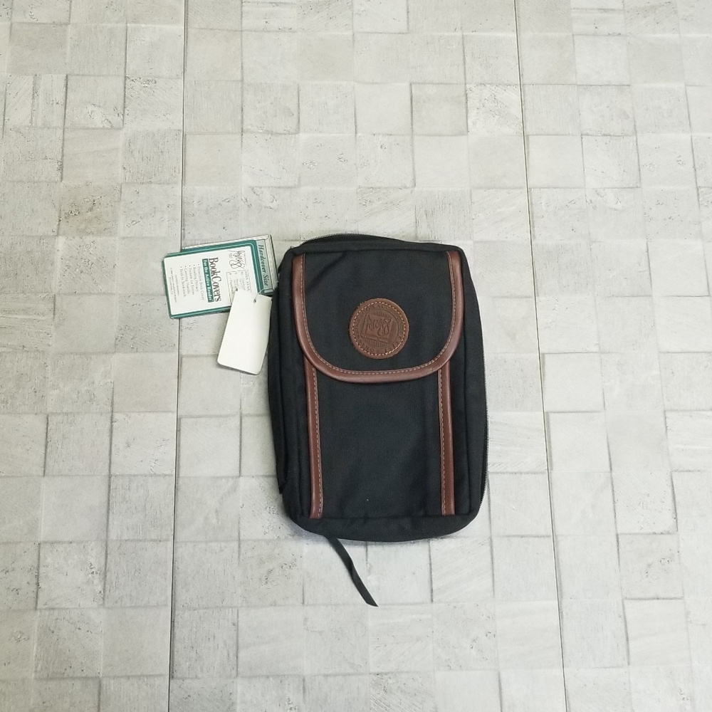 NWT Gregg Medium Book Cover - Black